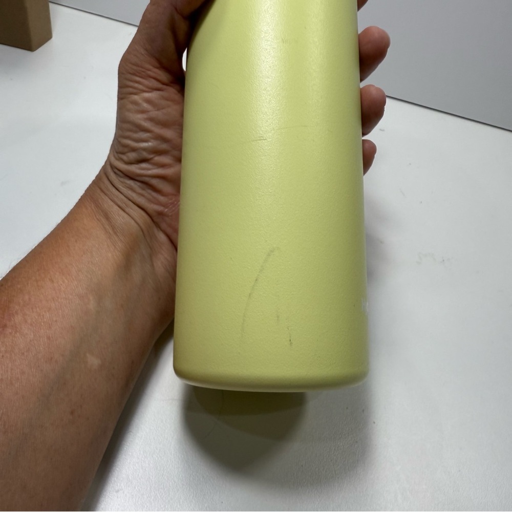 Hydro Flask Light Yellow 21 oz Water Bottle - Picture 2 of 6